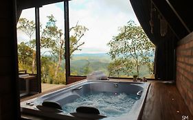Chale na Serra Hidromassagem Sauna Lareira Vista Sensacional